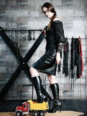 Mistress Anfisa - Toy Crush Boots
