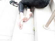 I Love Long Toes - Hania in the city (train station)