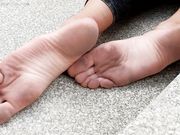 I Love Long Toes - Hania in the city (train station)