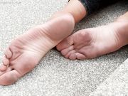 I Love Long Toes - Hania in the city (train station)