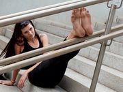 I Love Long Toes - Hania in the city (train station)