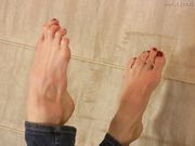 Asia's feet in the mirror