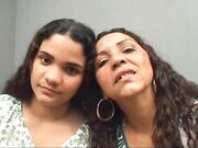 Filha lambe os pés da mãe