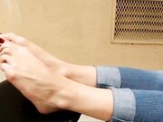 blonde barefeet on table