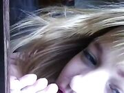 chupando o proprio pezinho