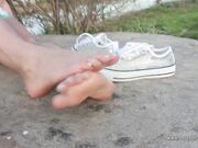 Melani sneakers to bare feet