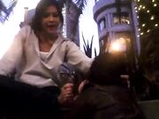 Cheirando pés em publico