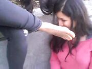 Cheirando pés em publico