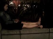 Cheirando pés em publico