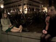 Cheirando pés em publico