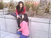 Cheirando pés em publico