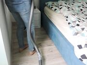 she vacuum the room and nylons