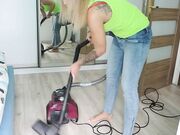 she vacuum the room and nylons