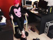 FRENCH GIRLS FEET - Under Suzi's Stinky Feet