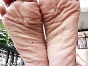 thai girl feet - Kwan's incredibly wrinkled soles