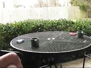 Garota admira e adora os pés da amiga