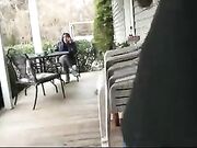 Garota admira e adora os pés da amiga