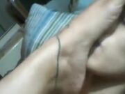 Solas dos pés na cara