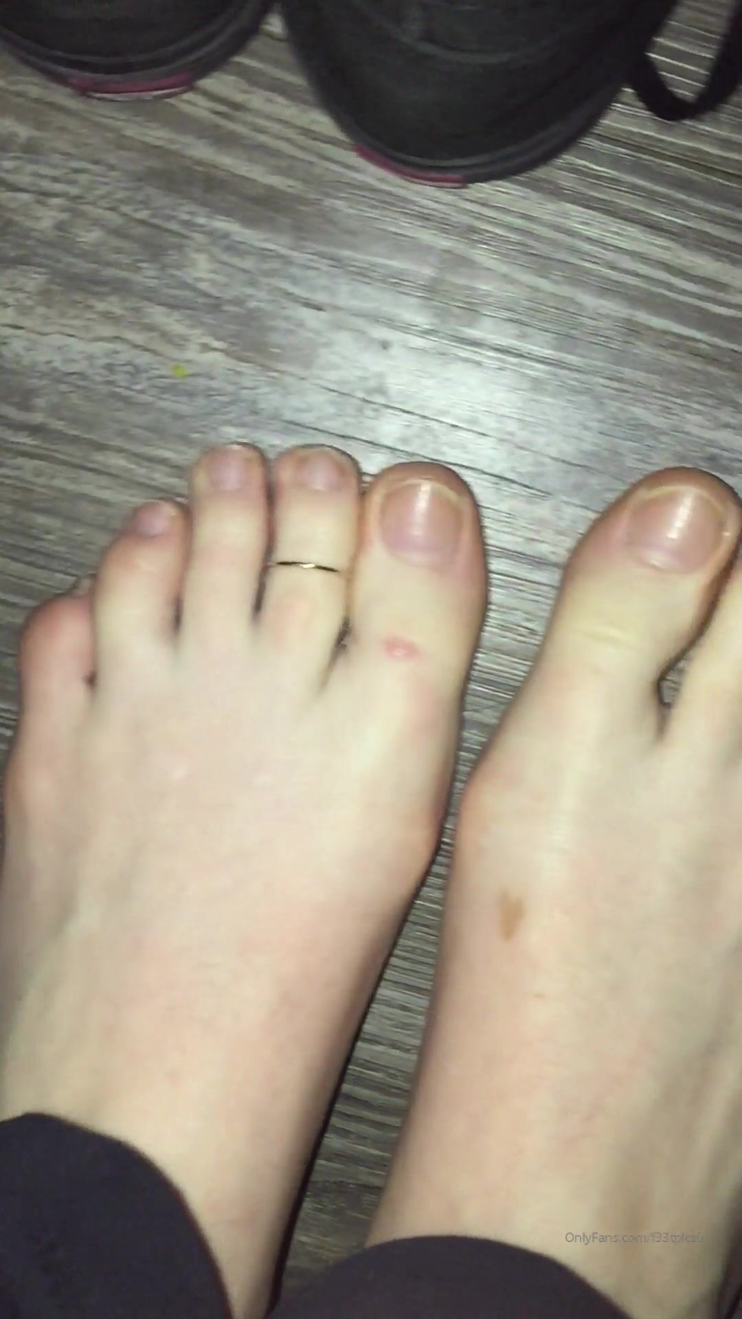 Freckled Feet - e wiggles before work3763