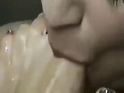 Menina jovem e os pés da coroa