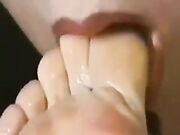 Menina jovem e os pés da coroa