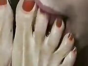 Menina jovem e os pés da coroa