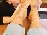 A garota que ama os pés da amiga