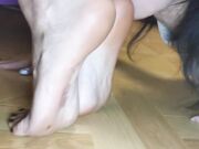 Escrava lambendo as solas da amiga