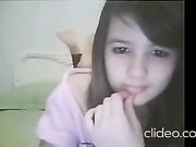 Brazilian cam girl Lari shows her perfect feet and toes