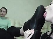 Botas e pés da amiga