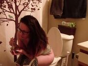 Leena Mae - Farting In The Toilet