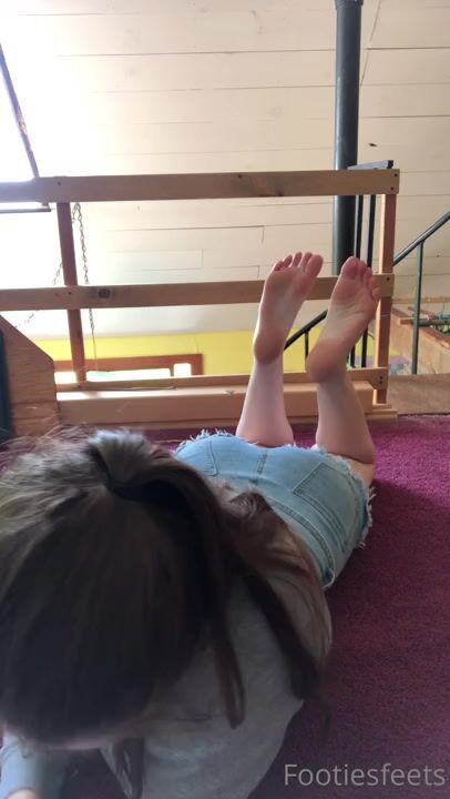 Feet 1083