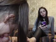 Loucamente apaixonada pelos pés da amiga