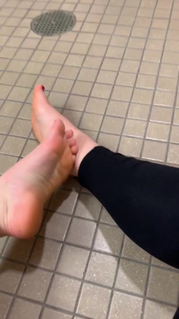 Feet 1379