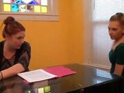 Professora dominando garota