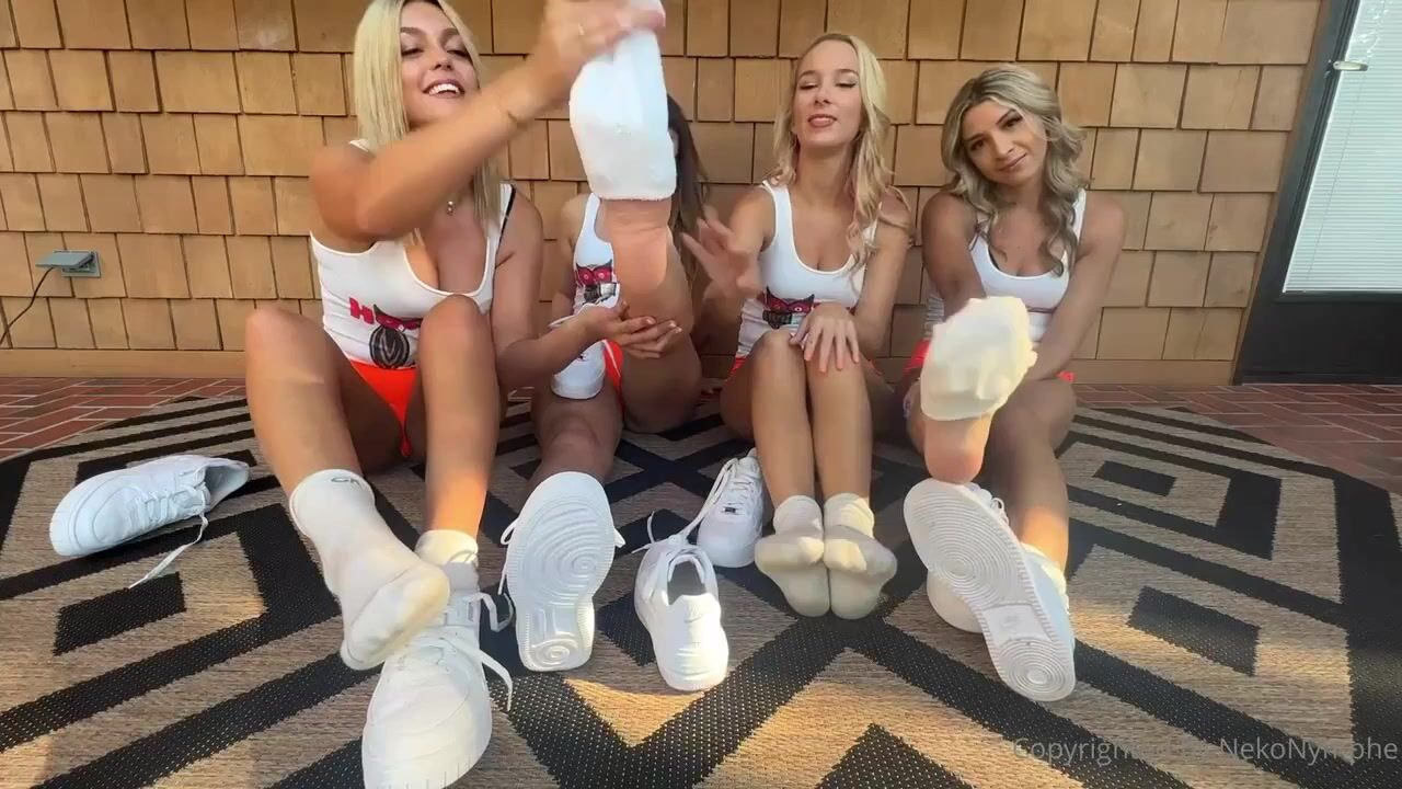 Hooters Girls Snelly Socks And Barefeet