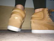 Her sockless Puma Vikki shoeplay and sweaty feet show of