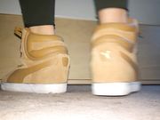 Her sockless Puma Vikki shoeplay and sweaty feet show of