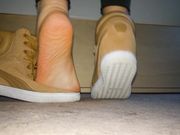 Her sockless Puma Vikki shoeplay and sweaty feet show of