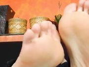 CUTE REDHEAD SHOWS FEET