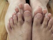 Maryan Red - Feet hands and height comparison