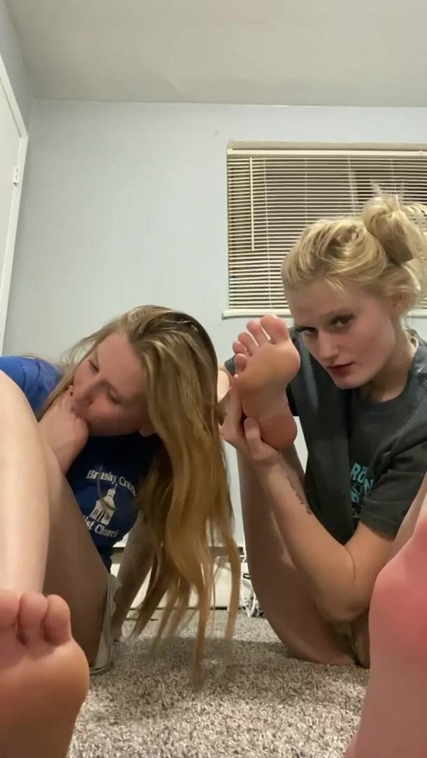 Amateur Sisters feet