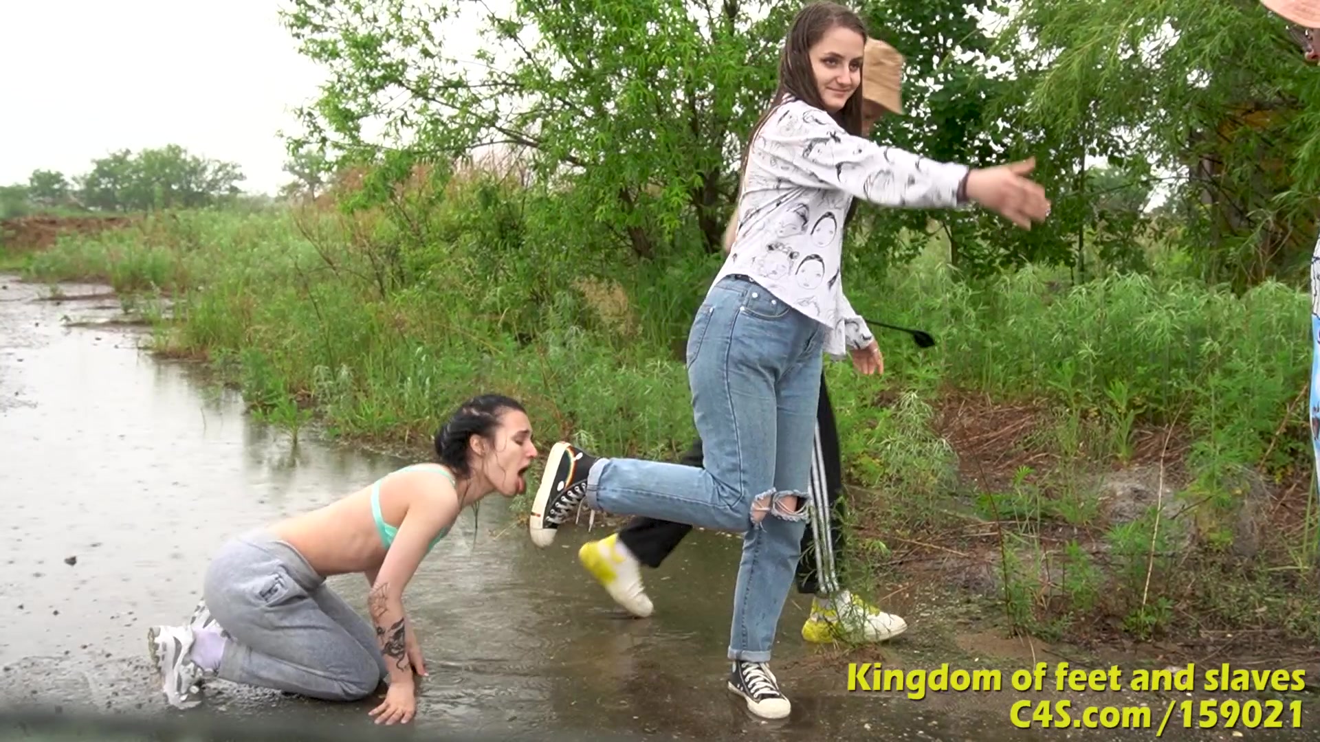 Kingdom of Feet and Slaves - Isabella Always Gets The Worst Treatment