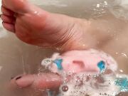 Ladys House LADY FEET IN THE BATHTUB
