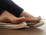 Lenora - Barefoot in Smelly Converse