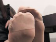 Adele – Adele’s pantyhosed feet need a good foot massage