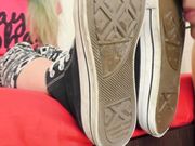 UNDER GIRLS FEET - Skater Girl Stinky Feet Worship