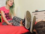 UNDER GIRLS FEET - Skater Girl Stinky Feet Worship
