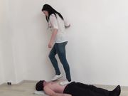 Laura trampling in jeans and gym shoes