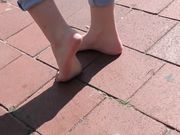 Karolinka - barefoot in the city